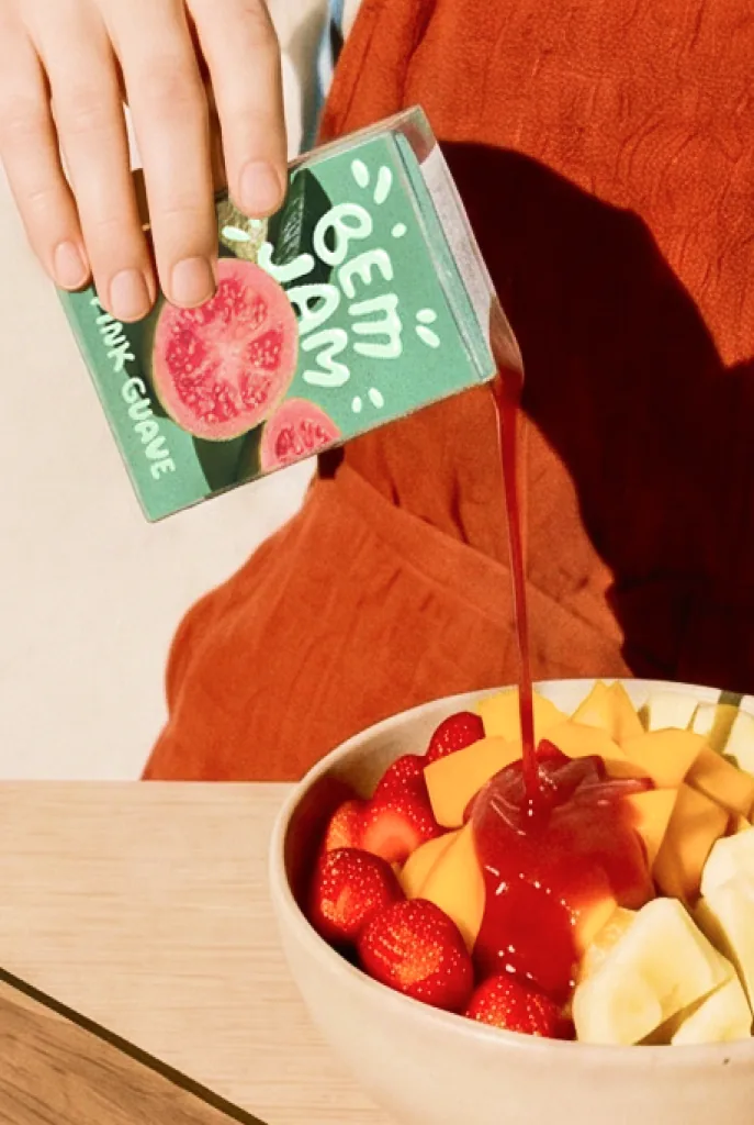 Bem Jam Pink Guave wird über eine Schale Obst gegossen